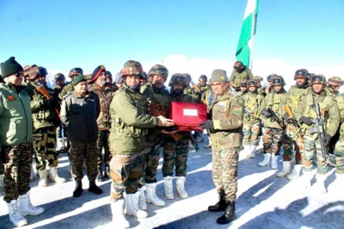 सेना अध्यक्ष जनरल मनोज पांडे ने नियंत्रण रेखा पर सैनिकों से की मुलाकात